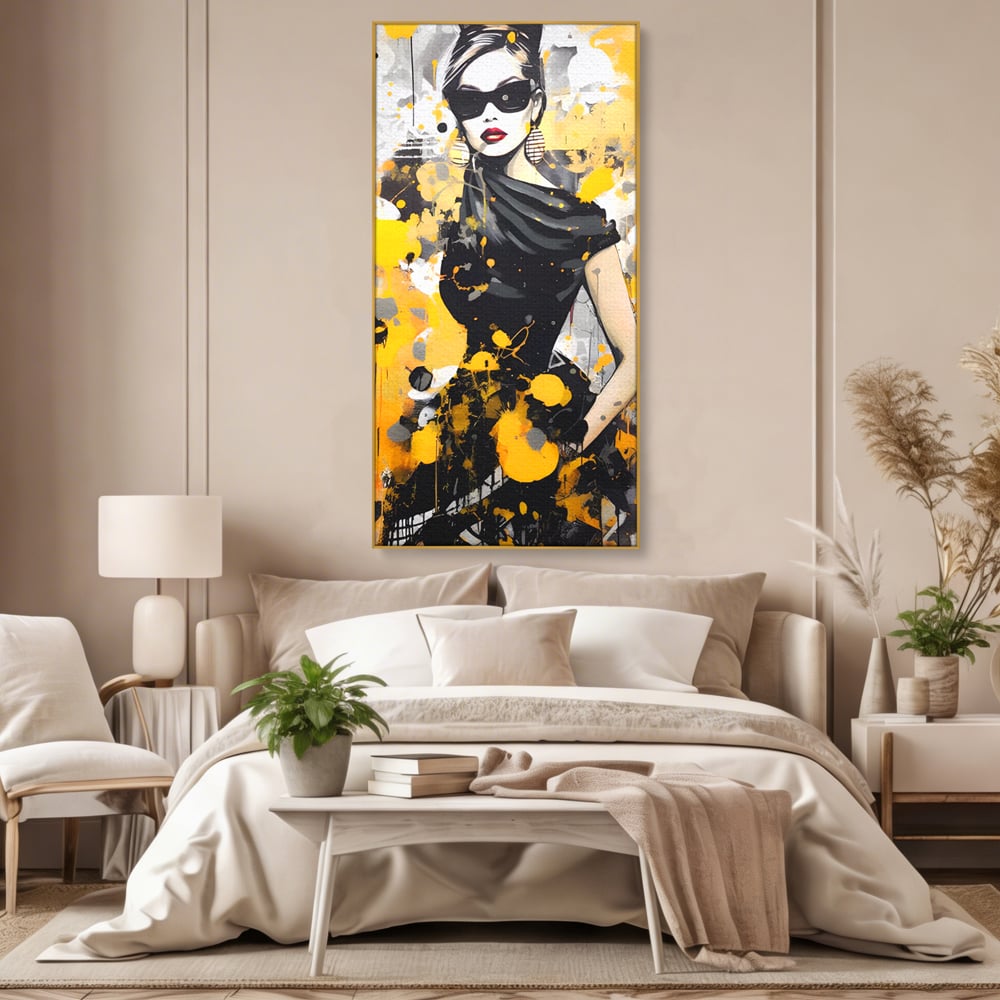Tablou canvas cu tablou canvas portret femeie eleganta ochelari, in rama de aluminiu auriu, pe perete intr-un dormitor